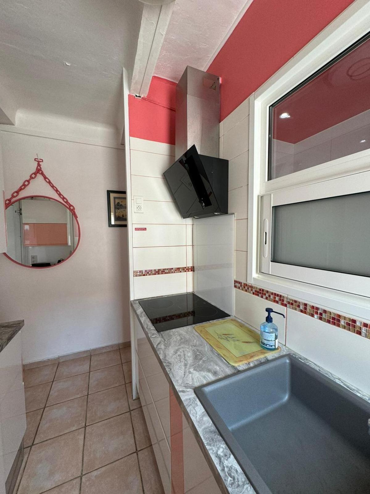 Les Pieds Dans L'Eau Apartment Saint-Cyr-sur-Mer Exterior photo